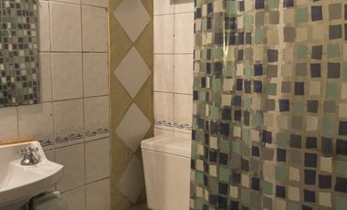 Casa con local comercial.