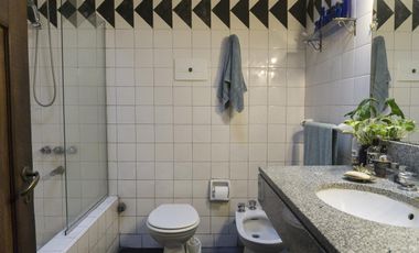 Casa con local comercial.