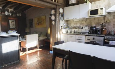 Casa con local comercial.