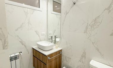 Departamento 3 ambientes a la calle con balcón / Zona centro