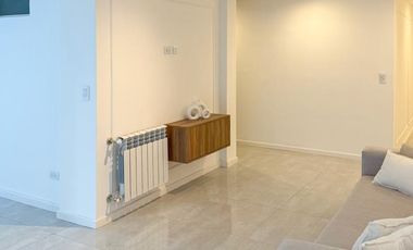 Departamento 3 ambientes a la calle con balcón / Zona centro