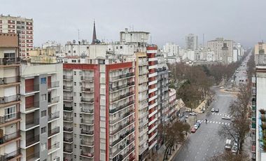 Departamento 3 ambientes a la calle con balcón / Zona centro