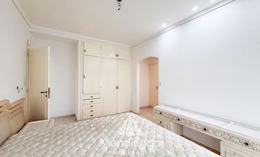 Casa en esq. 4 amb + dependencias y 2 cocheras. Reciclada. Av. Paso y Entre Ríos