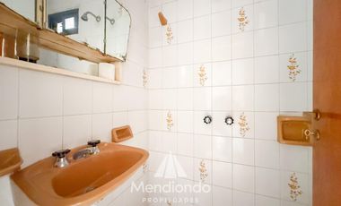 Casa en esq. 4 amb + dependencias y 2 cocheras. Reciclada. Av. Paso y Entre Ríos