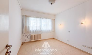 Casa en esq. 4 amb + dependencias y 2 cocheras. Reciclada. Av. Paso y Entre Ríos