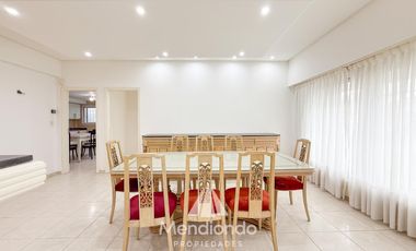 Casa en esq. 4 amb + dependencias y 2 cocheras. Reciclada. Av. Paso y Entre Ríos