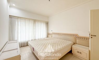 Casa en esq. 4 amb + dependencias y 2 cocheras. Reciclada. Av. Paso y Entre Ríos