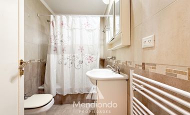 Casa en esq. 4 amb + dependencias y 2 cocheras. Reciclada. Av. Paso y Entre Ríos