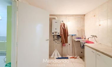 Casa en esq. 4 amb + dependencias y 2 cocheras. Reciclada. Av. Paso y Entre Ríos