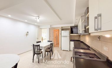 Casa en esq. 4 amb + dependencias y 2 cocheras. Reciclada. Av. Paso y Entre Ríos