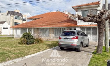 Casa en esq. 4 amb + dependencias y 2 cocheras. Reciclada. Av. Paso y Entre Ríos