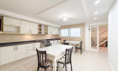 Casa en esq. 4 amb + dependencias y 2 cocheras. Reciclada. Av. Paso y Entre Ríos