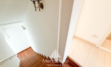 Casa en esq. 4 amb + dependencias y 2 cocheras. Reciclada. Av. Paso y Entre Ríos