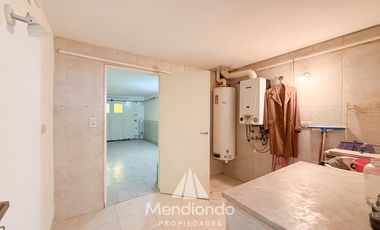 Casa en esq. 4 amb + dependencias y 2 cocheras. Reciclada. Av. Paso y Entre Ríos