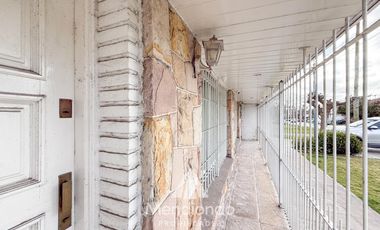 Casa en esq. 4 amb + dependencias y 2 cocheras. Reciclada. Av. Paso y Entre Ríos