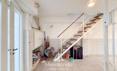 Casa en esq. 4 amb + dependencias y 2 cocheras. Reciclada. Av. Paso y Entre Ríos