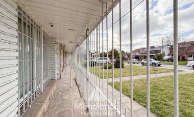 Casa en esq. 4 amb + dependencias y 2 cocheras. Reciclada. Av. Paso y Entre Ríos