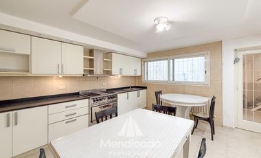 Casa en esq. 4 amb + dependencias y 2 cocheras. Reciclada. Av. Paso y Entre Ríos