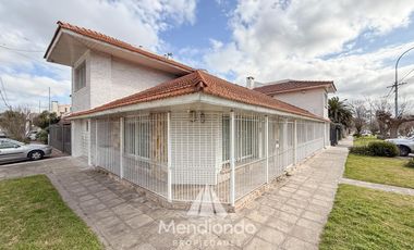 Casa en esq. 4 amb + dependencias y 2 cocheras. Reciclada. Av. Paso y Entre Ríos