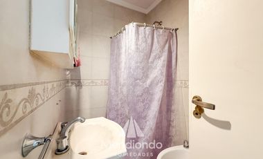 Casa en esq. 4 amb + dependencias y 2 cocheras. Reciclada. Av. Paso y Entre Ríos