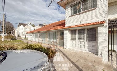 Casa en esq. 4 amb + dependencias y 2 cocheras. Reciclada. Av. Paso y Entre Ríos