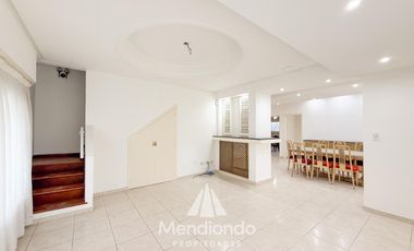 Casa en esq. 4 amb + dependencias y 2 cocheras. Reciclada. Av. Paso y Entre Ríos