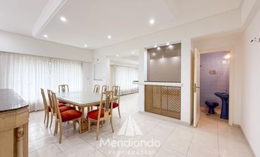 Casa en esq. 4 amb + dependencias y 2 cocheras. Reciclada. Av. Paso y Entre Ríos