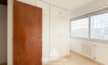 Casa en esq. 4 amb + dependencias y 2 cocheras. Reciclada. Av. Paso y Entre Ríos