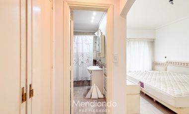 Casa en esq. 4 amb + dependencias y 2 cocheras. Reciclada. Av. Paso y Entre Ríos