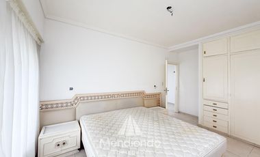 Casa en esq. 4 amb + dependencias y 2 cocheras. Reciclada. Av. Paso y Entre Ríos