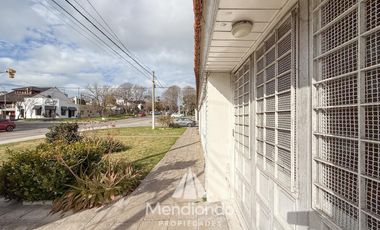 Casa en esq. 4 amb + dependencias y 2 cocheras. Reciclada. Av. Paso y Entre Ríos