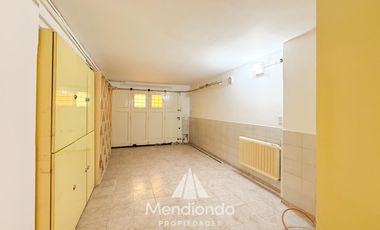 Casa en esq. 4 amb + dependencias y 2 cocheras. Reciclada. Av. Paso y Entre Ríos