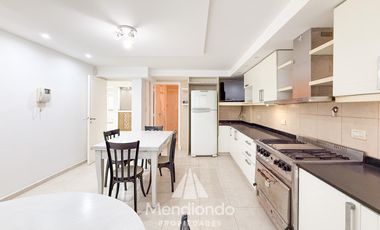 Casa en esq. 4 amb + dependencias y 2 cocheras. Reciclada. Av. Paso y Entre Ríos