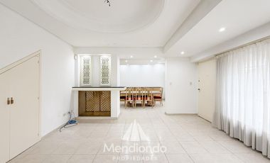 Casa en esq. 4 amb + dependencias y 2 cocheras. Reciclada. Av. Paso y Entre Ríos