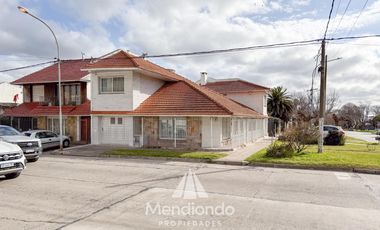 Casa en esq. 4 amb + dependencias y 2 cocheras. Reciclada. Av. Paso y Entre Ríos
