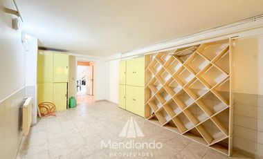 Casa en esq. 4 amb + dependencias y 2 cocheras. Reciclada. Av. Paso y Entre Ríos