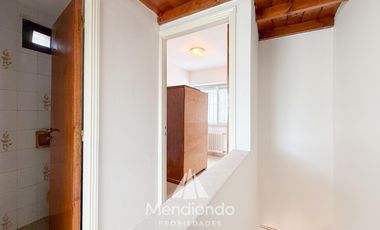 Casa en esq. 4 amb + dependencias y 2 cocheras. Reciclada. Av. Paso y Entre Ríos