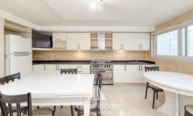 Casa en esq. 4 amb + dependencias y 2 cocheras. Reciclada. Av. Paso y Entre Ríos