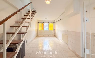 Casa en esq. 4 amb + dependencias y 2 cocheras. Reciclada. Av. Paso y Entre Ríos