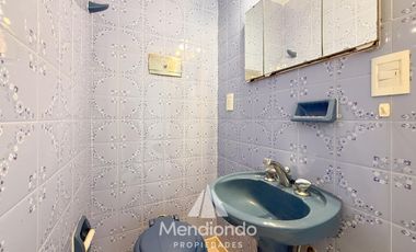 Casa en esq. 4 amb + dependencias y 2 cocheras. Reciclada. Av. Paso y Entre Ríos
