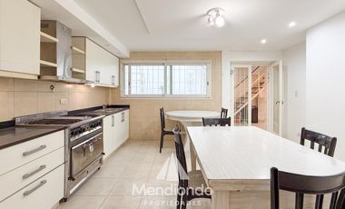 Casa en esq. 4 amb + dependencias y 2 cocheras. Reciclada. Av. Paso y Entre Ríos