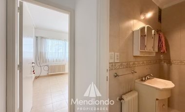 Casa en esq. 4 amb + dependencias y 2 cocheras. Reciclada. Av. Paso y Entre Ríos