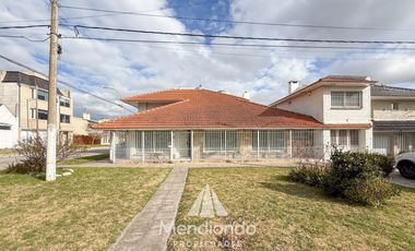 Casa en esq. 4 amb + dependencias y 2 cocheras. Reciclada. Av. Paso y Entre Ríos