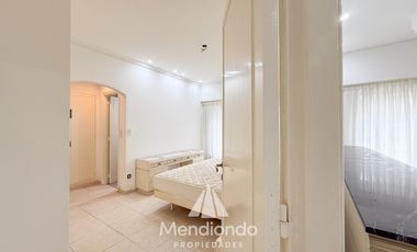 Casa en esq. 4 amb + dependencias y 2 cocheras. Reciclada. Av. Paso y Entre Ríos