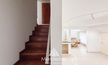 Casa en esq. 4 amb + dependencias y 2 cocheras. Reciclada. Av. Paso y Entre Ríos