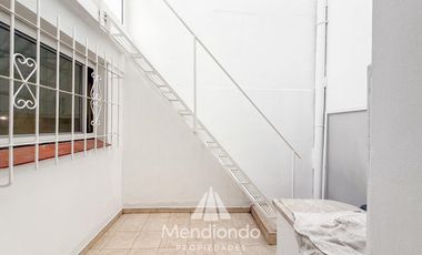 Casa en esq. 4 amb + dependencias y 2 cocheras. Reciclada. Av. Paso y Entre Ríos