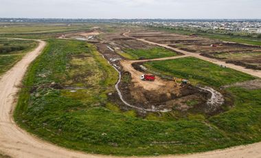 Terreno en venta en el barrio cerrado Lagoon Hudson con fondo al canal de agua