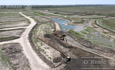 Terreno en venta en el barrio cerrado Lagoon Hudson con fondo al canal de agua