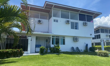 ALQUILER DE CASA DE 456M EN CORONADO 2 NIVELES CON LINEA BLANCA