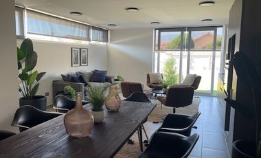 Arrienda departamento nuevo; ofrece vista y ubicación.